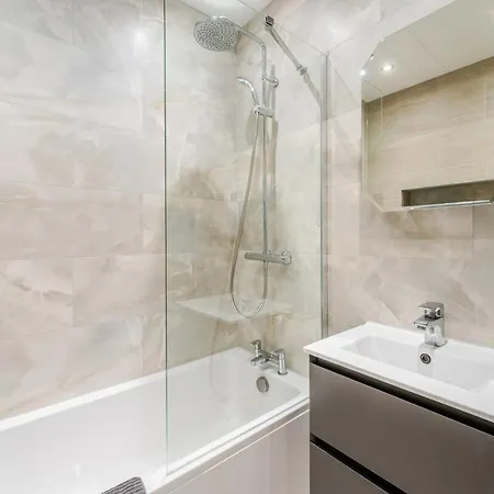 Spacious 1 Bed In Whitehall *